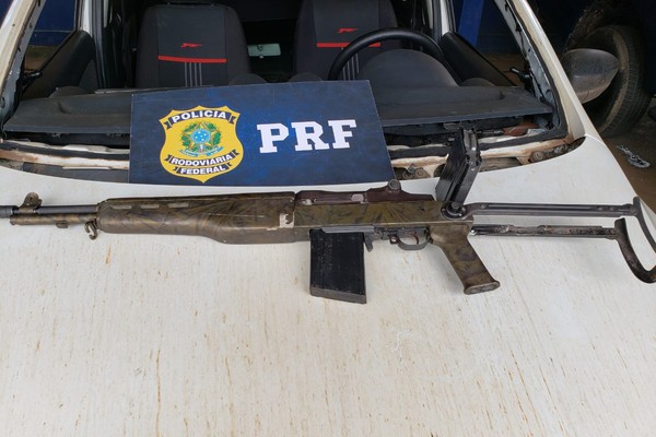 Polícia Rodoviária Federal apreende em Patos de Minas fuzil escondido em veículo