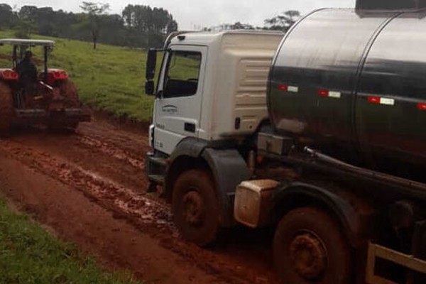 Chuvas voltam a deixar estradas em péssimas condições e moradores cobram providências
