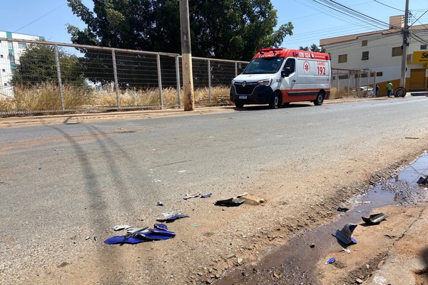 Motociclista é socorrido pelo SAMU após batida frontal com carro, na Major Jerônimo