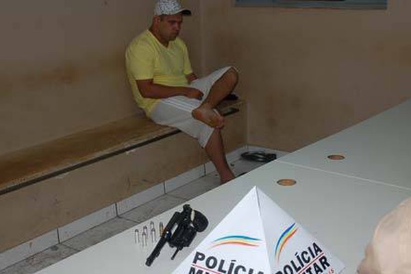 Livre há apenas um mês, homem é preso com arma carregada no Guanabara