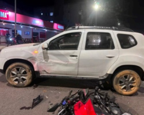 Motociclista que voltava de bar fratura maxilar após tentar passar em sinal com luz amarela e atingir carro na Rua Major Gote