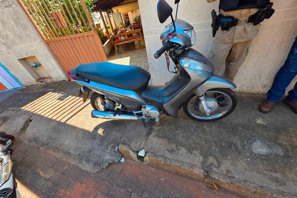 Motociclista na contramão provoca acidente e foge sem prestar socorro à vítima