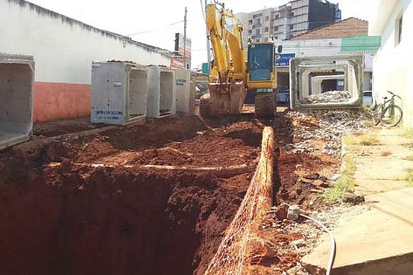 Após um ano e meio de espera e transtornos, obras de rede pluvial são retomadas no Rosário