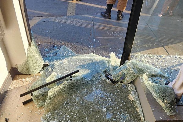 Homem quebra porta de loja com marreta e furta mais de R$1400,00 em roupas e dinheiro