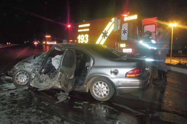 Acidente entre carreta e veículo de passeio no Trevo da Pipoca mata motorista