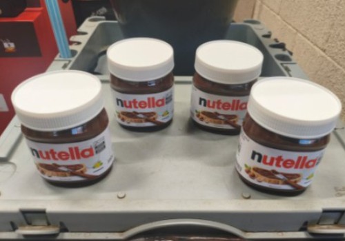 Mulher é flagrada colocando potes de nutella dentro da bolsa em supermercado de Patos de Minas