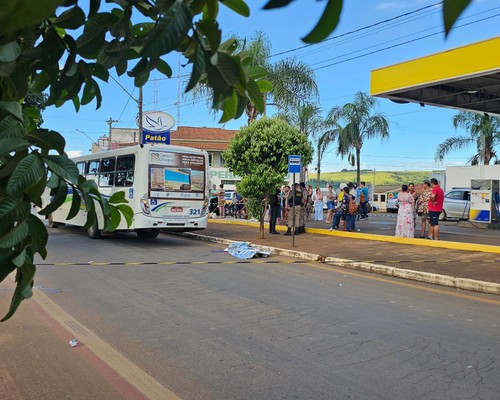 Idoso de 81 anos morre ao descer de ônibus do transporte coletivo e ser atropelado
