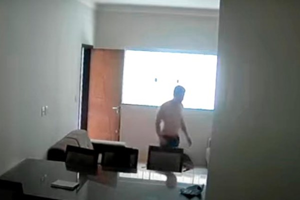 Violação brutal da privacidade e suspeita de pedofilia: vizinho invasor vai continuar preso