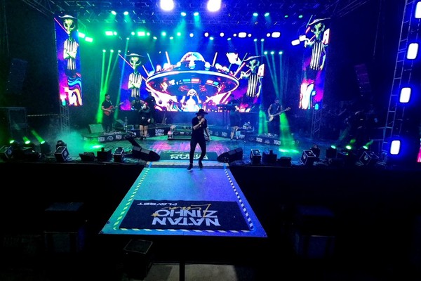 No hit “5 da manhã”, Natazinho faz público soltar a voz na arena da Fenamilho 2026; veja ao vivo