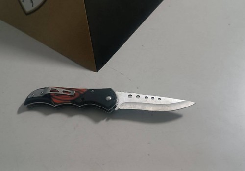 Mulher xinga funcionárias de conveniência, saca canivete e fere outro empregado de posto de combustíveis