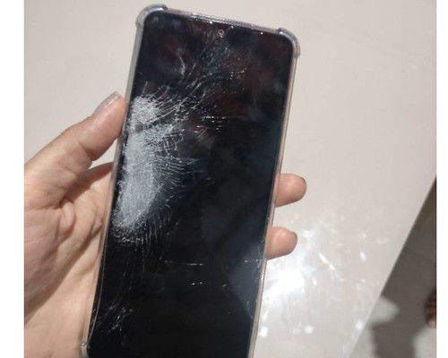 Marido interrompe pedido de socorro quebrando celular, PM percebe urgência e salva esposa dentro do banheiro