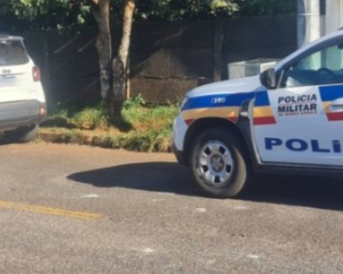 Motorista de 61 anos é preso ao bater em carro estacionado e teste mostra alto índice de embriaguez