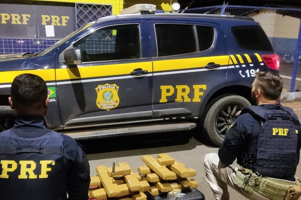PRF prende passageiro de ônibus com malas abarrotadas de maconha, na BR-365 em Patos de Minas