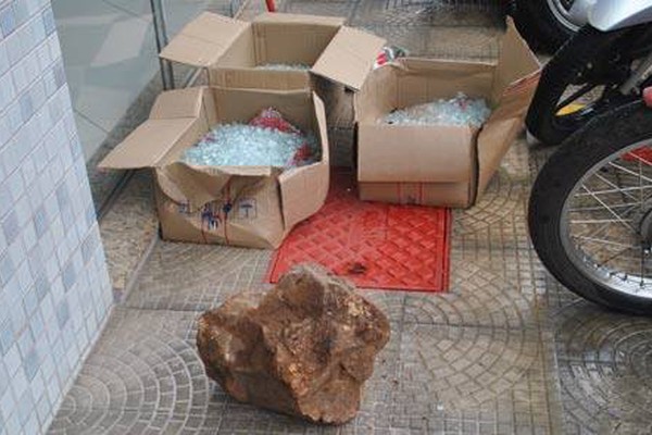 Bandidos arrombam loja com pedra gigante, furtam e revoltam proprietários