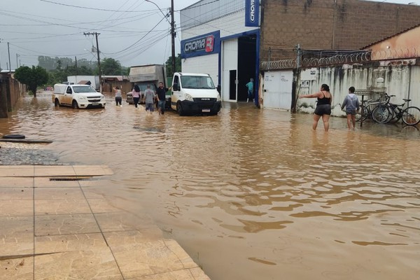 Enchente deixa 51 famílias desabrigadas e Prefeito pede ajuda de proprietários de caminhões