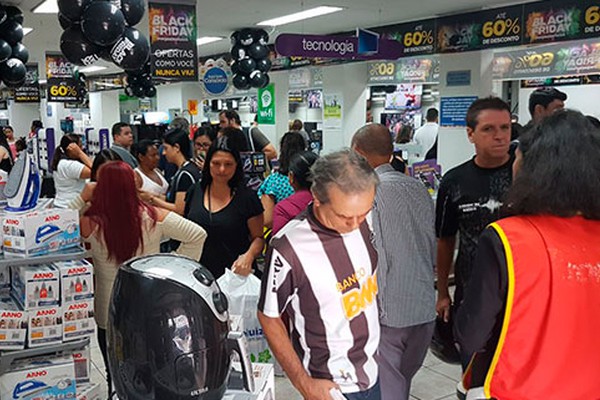 Lojas abrem mais cedo em Patos de Minas para a Black Friday e tentam atrair consumidores