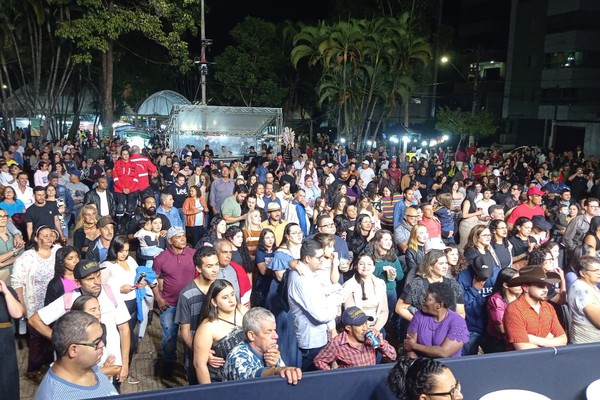 Público já lota a praça para assisitir à cantora Paula Fernandes; veja ao vivo