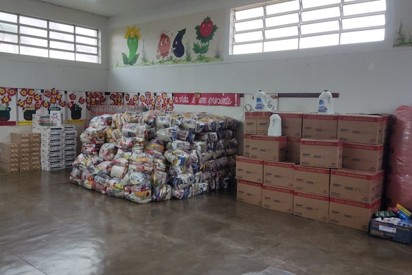 Rede Coop realiza doação de alimentos e produtos de limpeza para famílias afetadas pela chuva em Patos de Minas