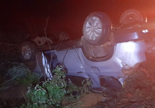 Caminhonete aquaplana na BR146 em Patos de Minas, capota várias vezes e dois ficam feridos