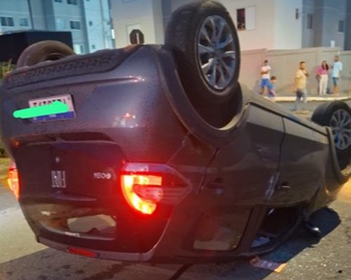 Veículo para com as rodas para o alto em acidente no Jardim Itália, em Patos de Minas