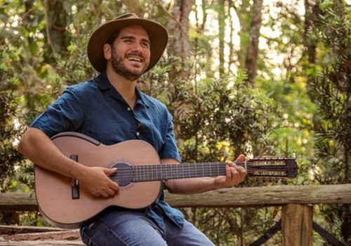 Gabriel Sater faz show gratuito em Patos de Minas neste sábado pelo projeto Minas ao Luar