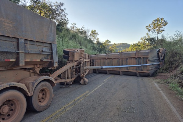 Tombamento de carreta carregada com calcário interdita a Serra do Zico na MG-188 por quase 24 horas