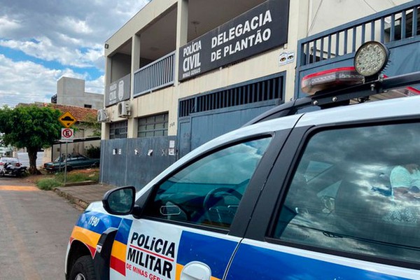 Homem ataca vizinha com ofensas homofóbicas, exibe os órgãos genitais e ameaça incendiar sua moto