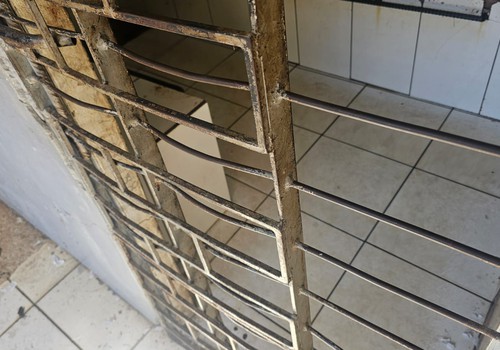 Homem entorta grades de cela da delegacia após série de perturbações em Patos de Minas
