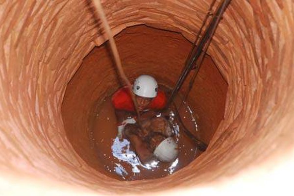 Homem cai em cisterna de 17 metros e é resgatado com água até o pescoço