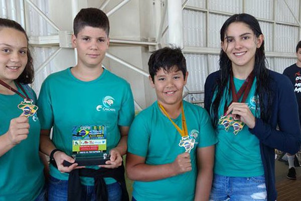 Atletas de Patos de Minas se destacam e conquistam medalhas na Copa Brasil de Natação