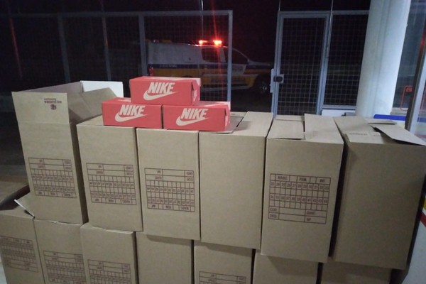 Motorista é preso com 195 pares de tênis da Nike falsificados na BR 352, em Carmo do Paranaíba