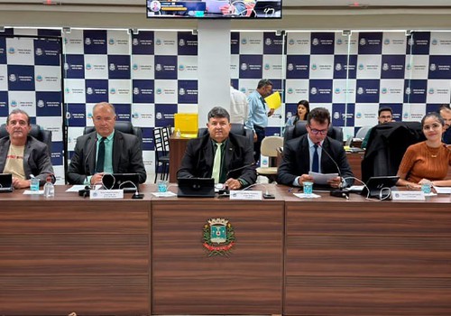 Vereadores aproveitam reajuste para servidores municipais para proporem aumento dos próprios salários