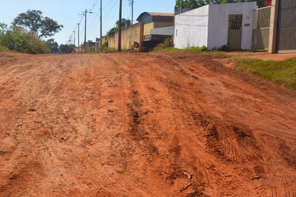 Sem asfalto e rede de esgoto há mais de 10 anos, moradores pedem socorro em rua de Patos de Minas