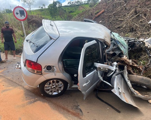 Mulher fica gravemente ferida após colisão entre carro e caminhão na MGC354, em Patos de Minas