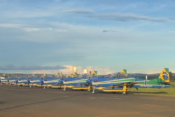 Esquadrilha da Fumaça chega a Patos de Minas e promete espetáculo imperdível neste sábado