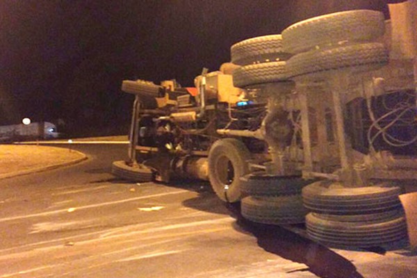 Caminhão carregado com palha tomba em rotatória da Avenida Marabá em Patos de Minas