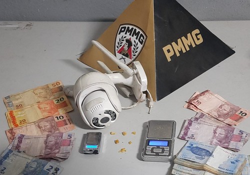 Suspeitos são flagrados com crack e dinheiro e acabam presos por tráfico de drogas em Patos de Minas