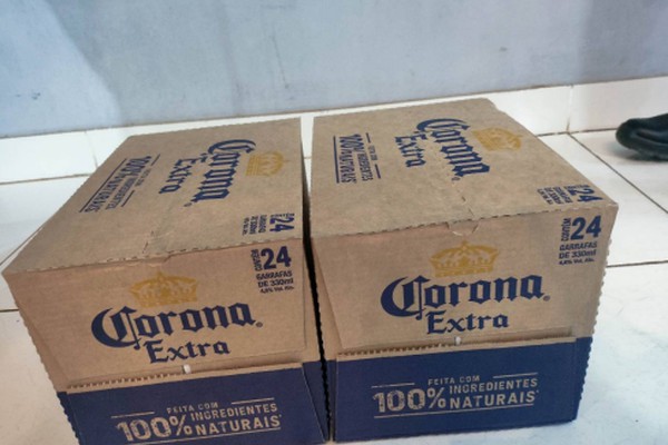 Funcionários de empresa decidem ficar com 2 caixas de cerveja que sobraram de entregas e acabam na delegacia