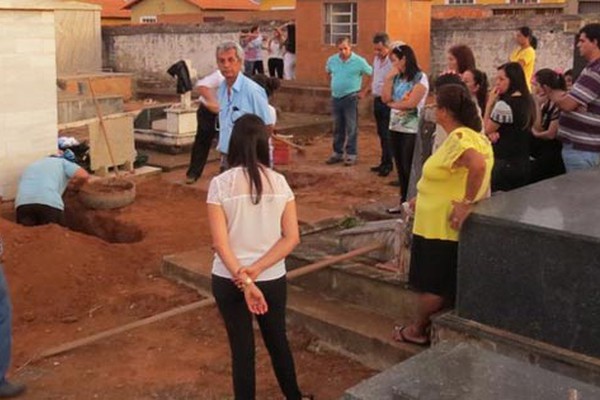 Sem coveiro, familiares acabam obrigados a fazer o enterro em Carmo do Paranaíba