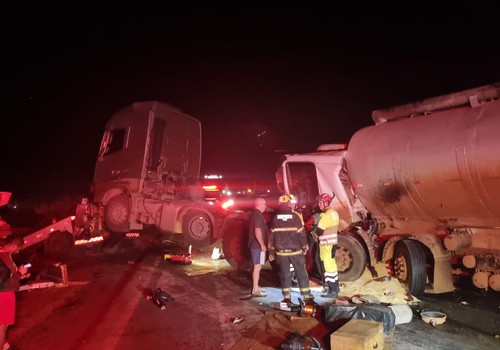 Grávida de 6 meses morre e crianças e motoristas ficam feridos em trágico acidente com 4 veículos de carga na BR 365