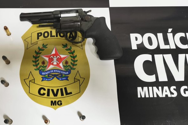 PC apreende revólver de acusado de matar jovem em frente a padaria em Patos de Minas