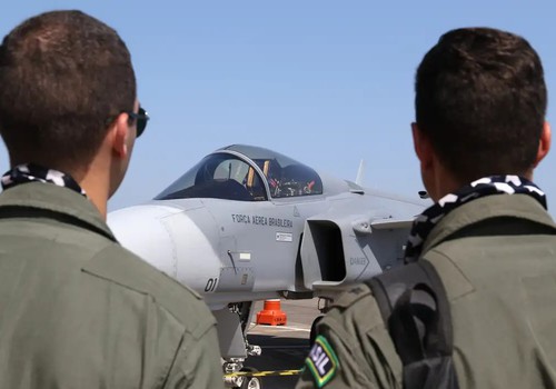 Caça adquirido pelo Brasil surpreende F-15 dos EUA em combate simulado