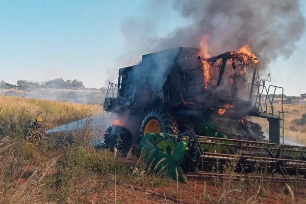 Colheitadeira pega fogo durante colheita de sorgo em lavoura de Patos de Minas