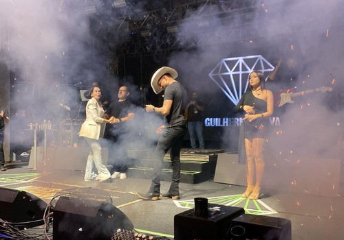 Prefeita Sandra Gomes e o marido tiram o pé no palco da Fenapraça 2026; veja ao vivo