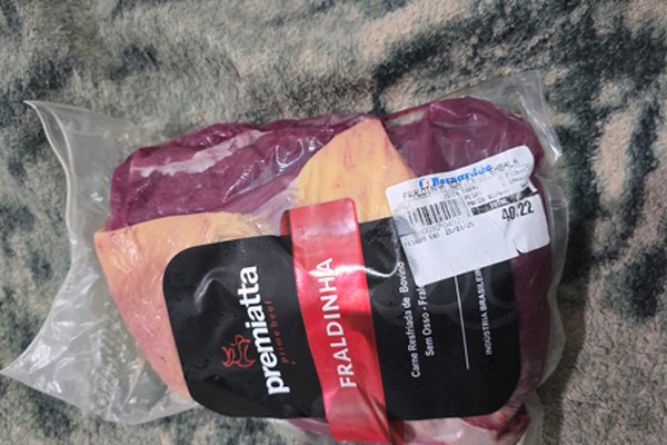 Jovem é preso por furto de peças de carne logo após consumir um dos produtos