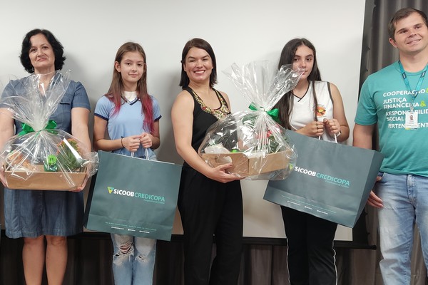 Sicoob Credicopa premia alunos que participaram do Concurso Cultural 2022 em Patos de Minas