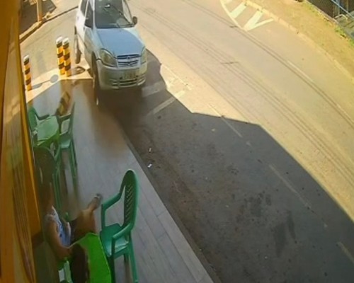 Vídeo mostra carro desgovernado subindo em calçada e quase atingindo clientes de pamonharia