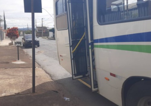 Idosa de 72 anos cai ao descer de ônibus em Patos de Minas e é socorrida pelo SAMU