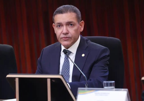 Presidente do TSE defende urna eletrônica em reunião com embaixadores