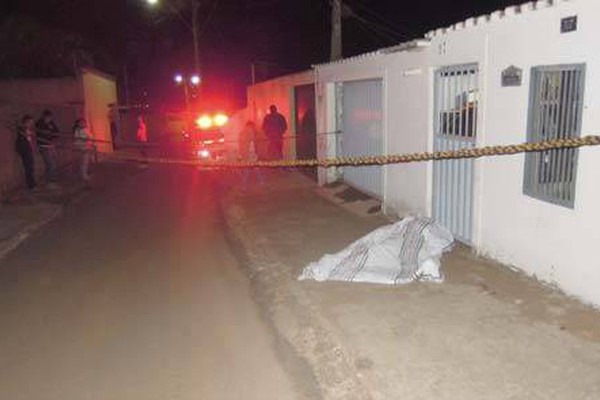 Tiroteio na madrugada deixa dois feridos e um morto no bairro Abner Afonso